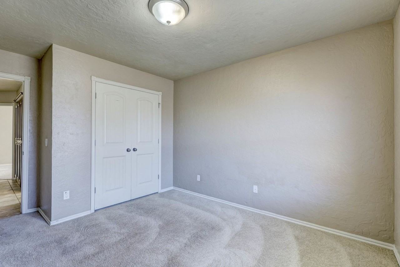 917 N Barn Hill Way - Photo 7 of 34