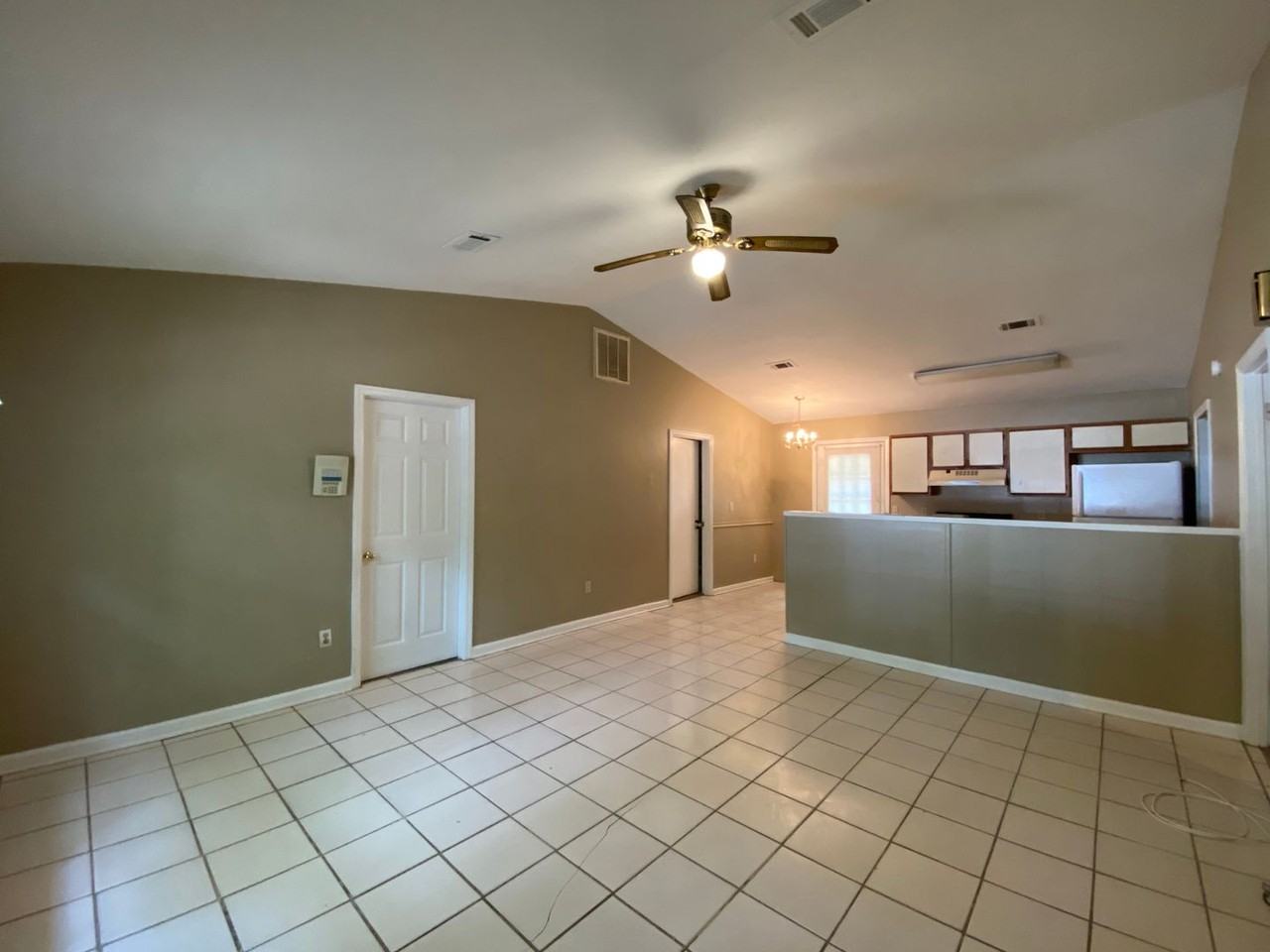 906 Tomahawk Ct - Photo 3 of 12