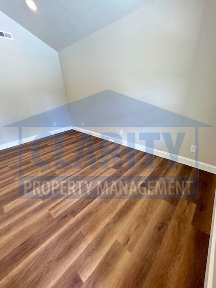 1594 Perry St Se - Photo 3 of 20