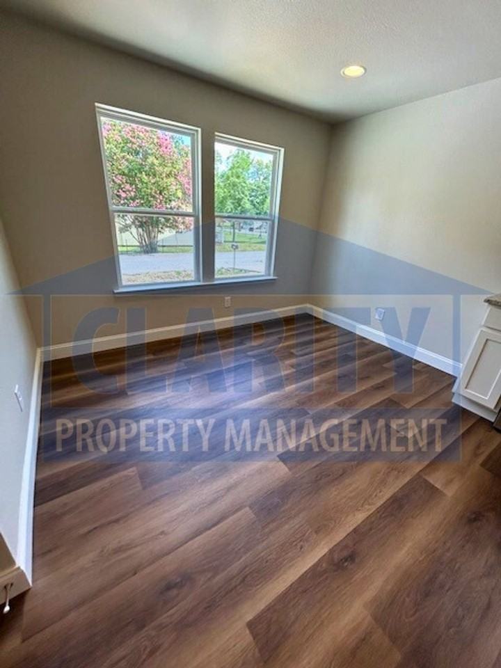 1594 Perry St Se - Photo 5 of 20