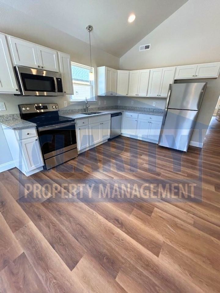 1594 Perry St Se - Photo 7 of 20