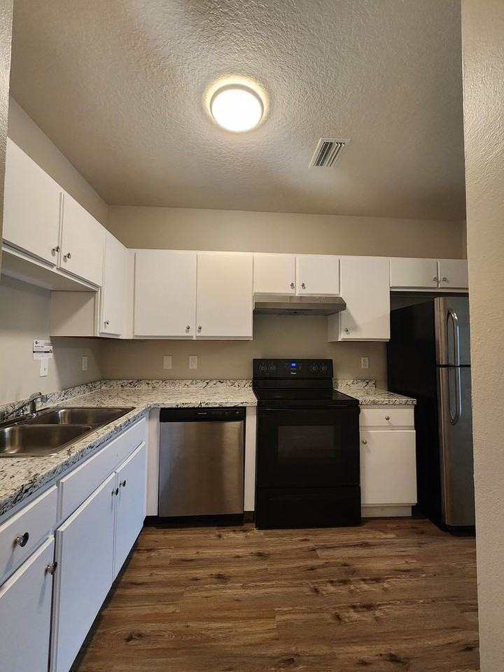 946 15th St - Photo 5 of 17