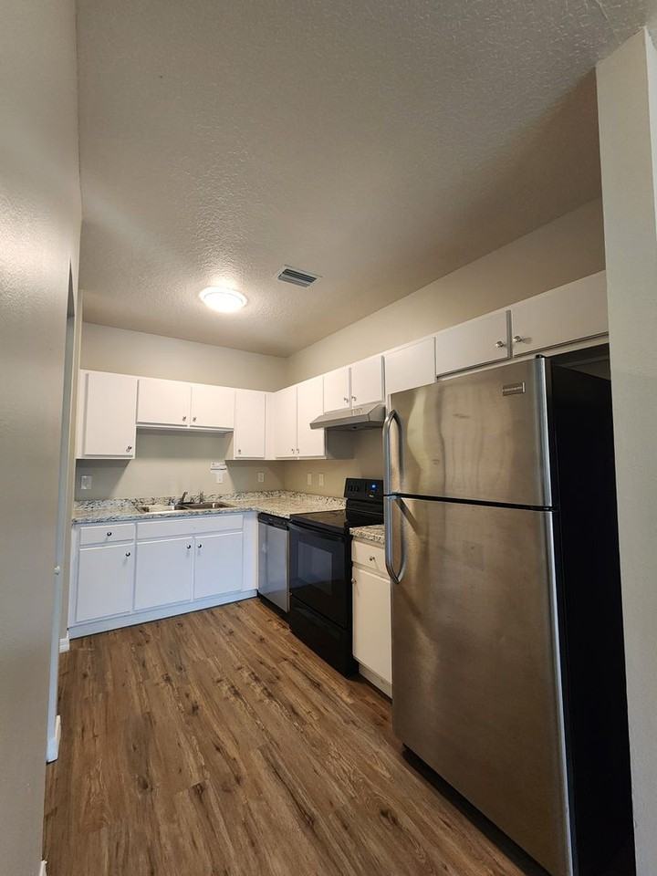 946 15th St - Photo 6 of 17