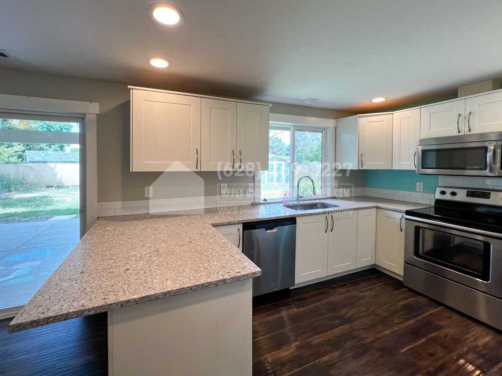 2259 Ne Thomas St - Photo 3 of 32