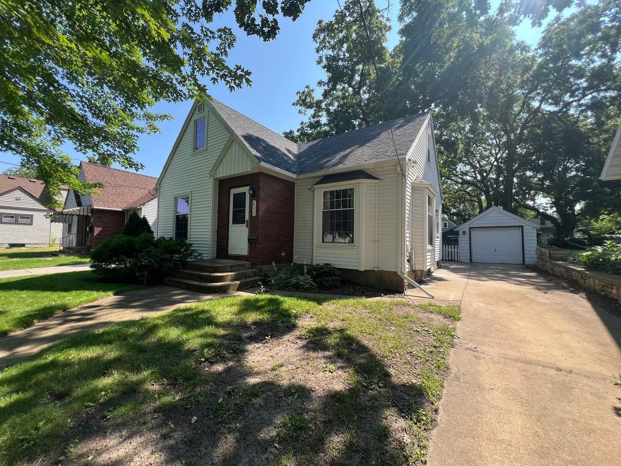 812 5th Ave Se - Photo 2 of 29