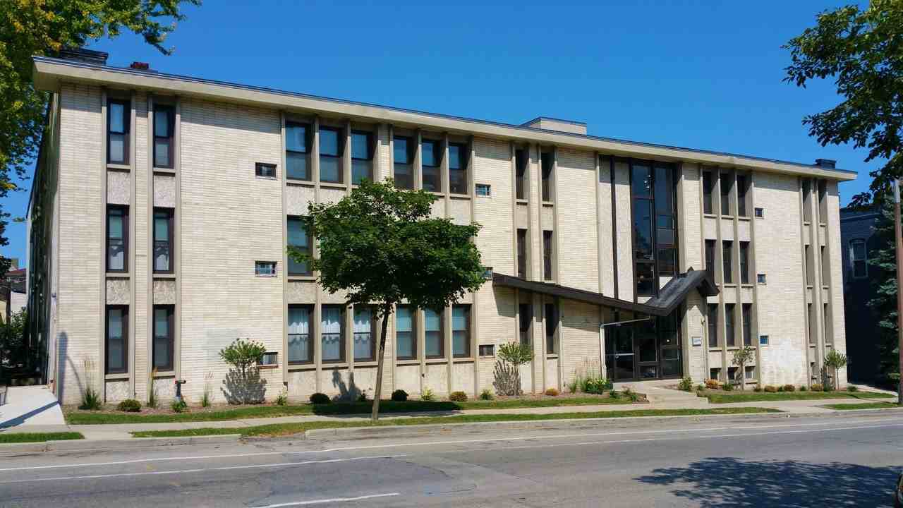 Modern Farwell Ave Apartments - Photo 3 of 20