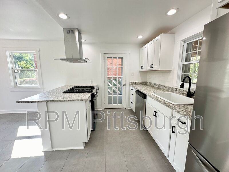 1454 Elizabeth Blvd - Photo 3 of 17