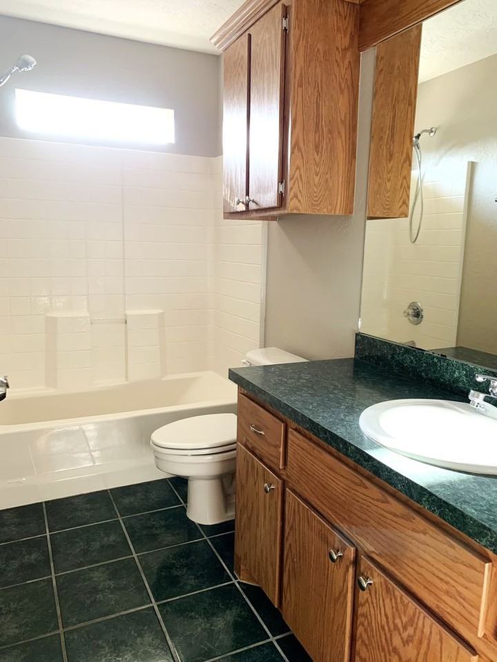 3718 Ne Madison Ave - Photo 3 of 25