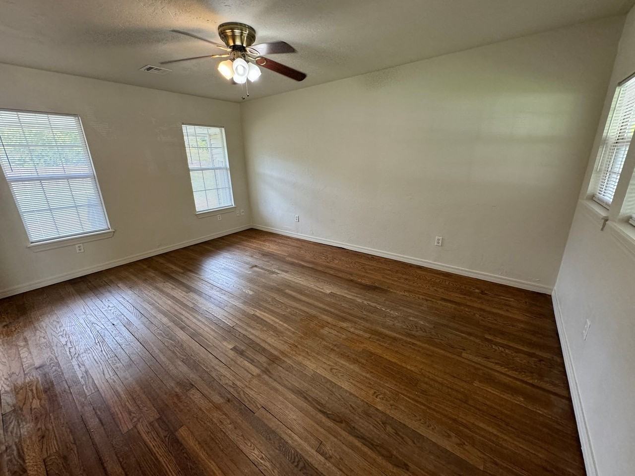 405 S Cook Ave - Photo 2 of 10