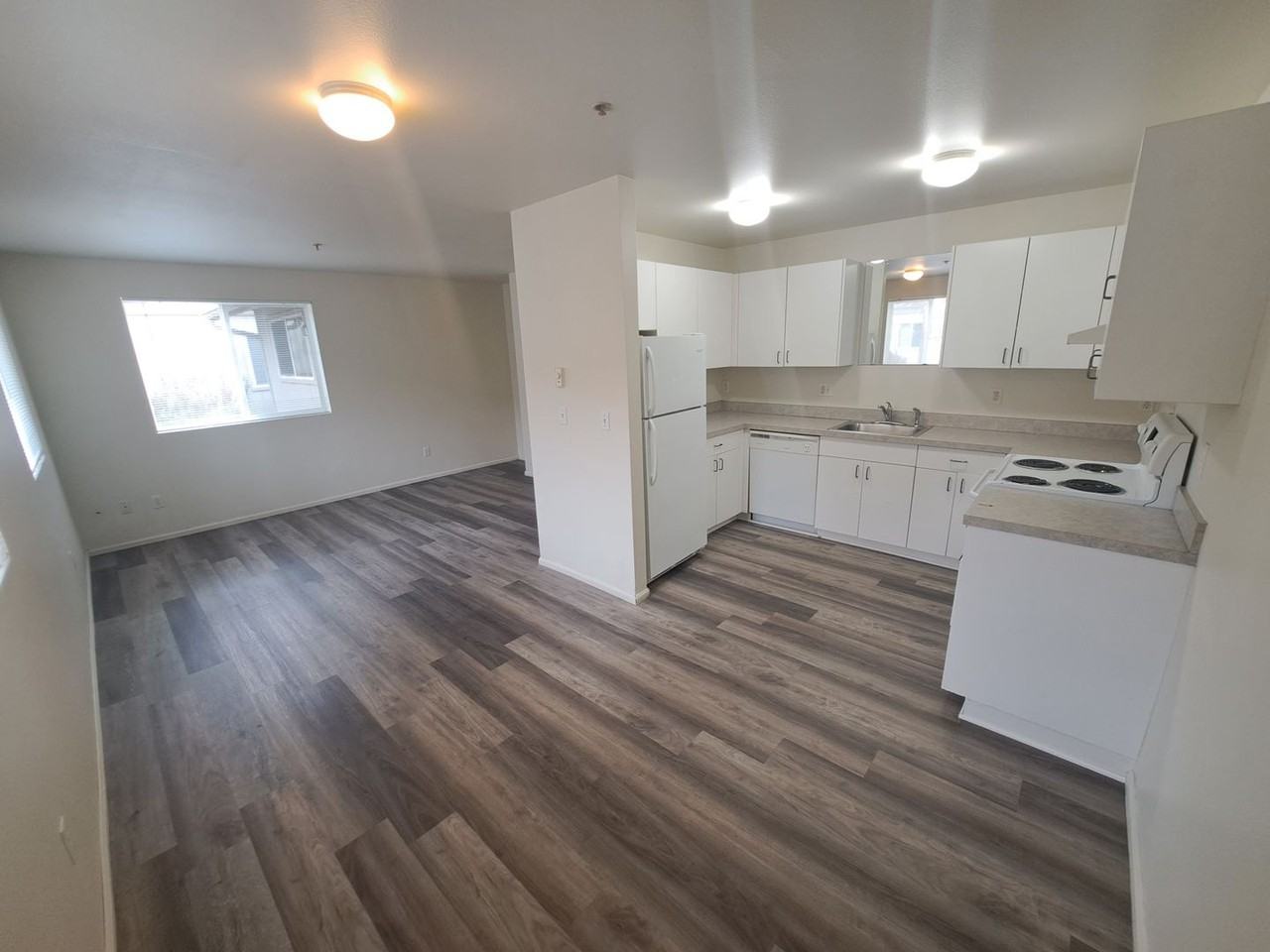 1015 Se 4th St - Photo 4 of 12