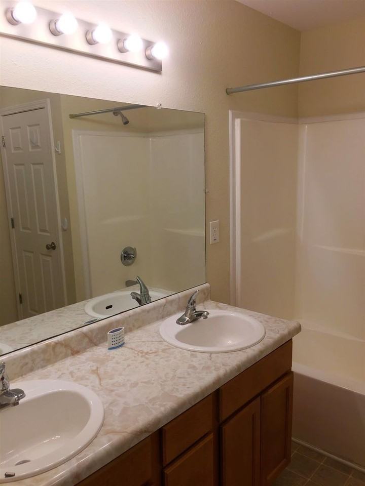 512 Luxury Dr #B - Photo 6 of 9