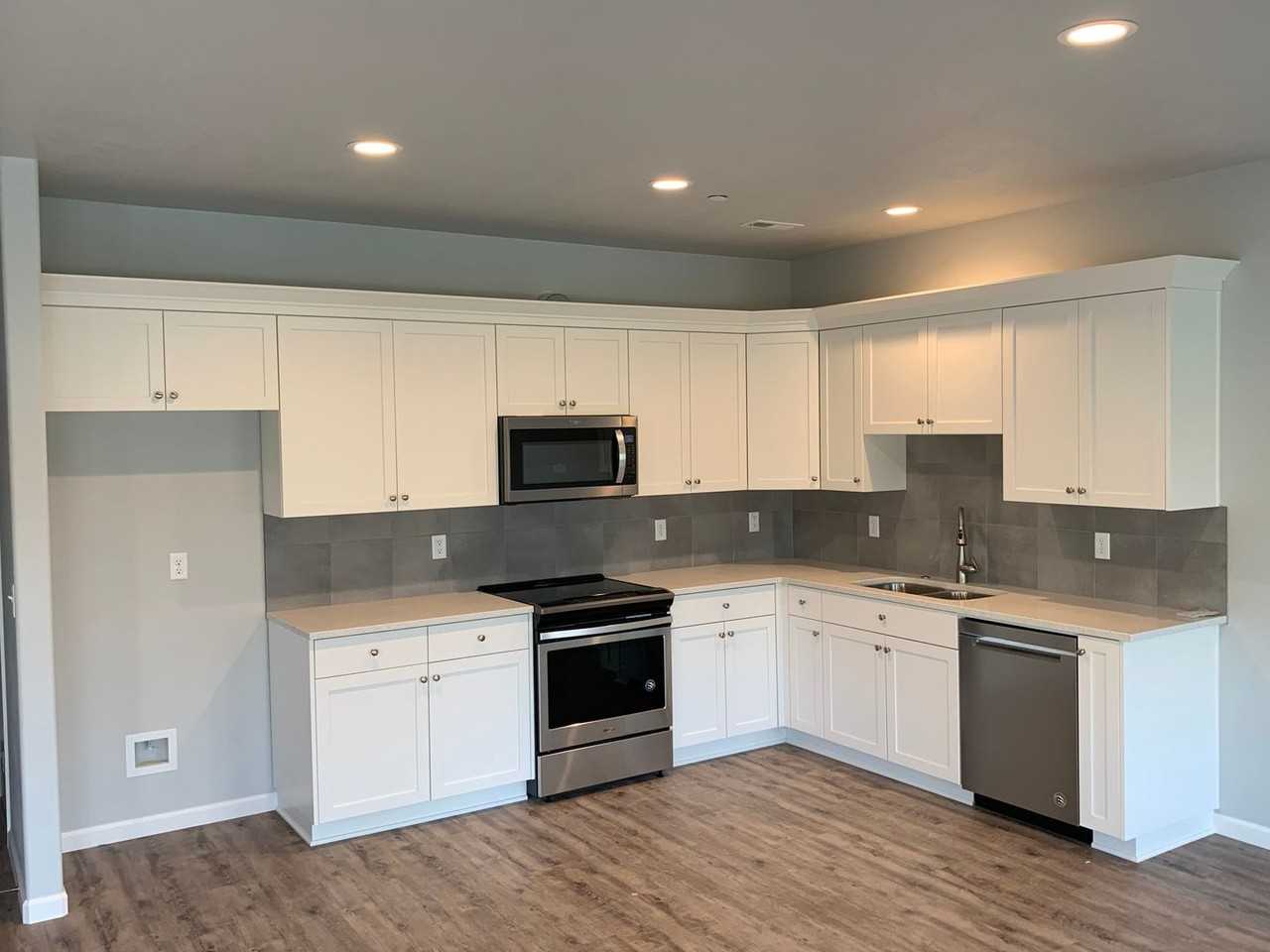893 Front Ave Ne - Photo 3 of 23