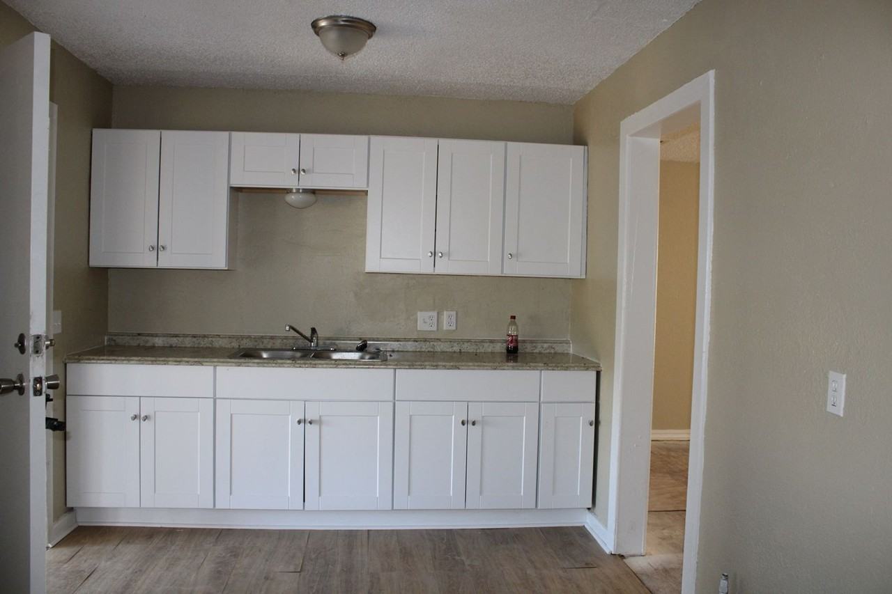201 W Fairchild Dr - Photo 2 of 5