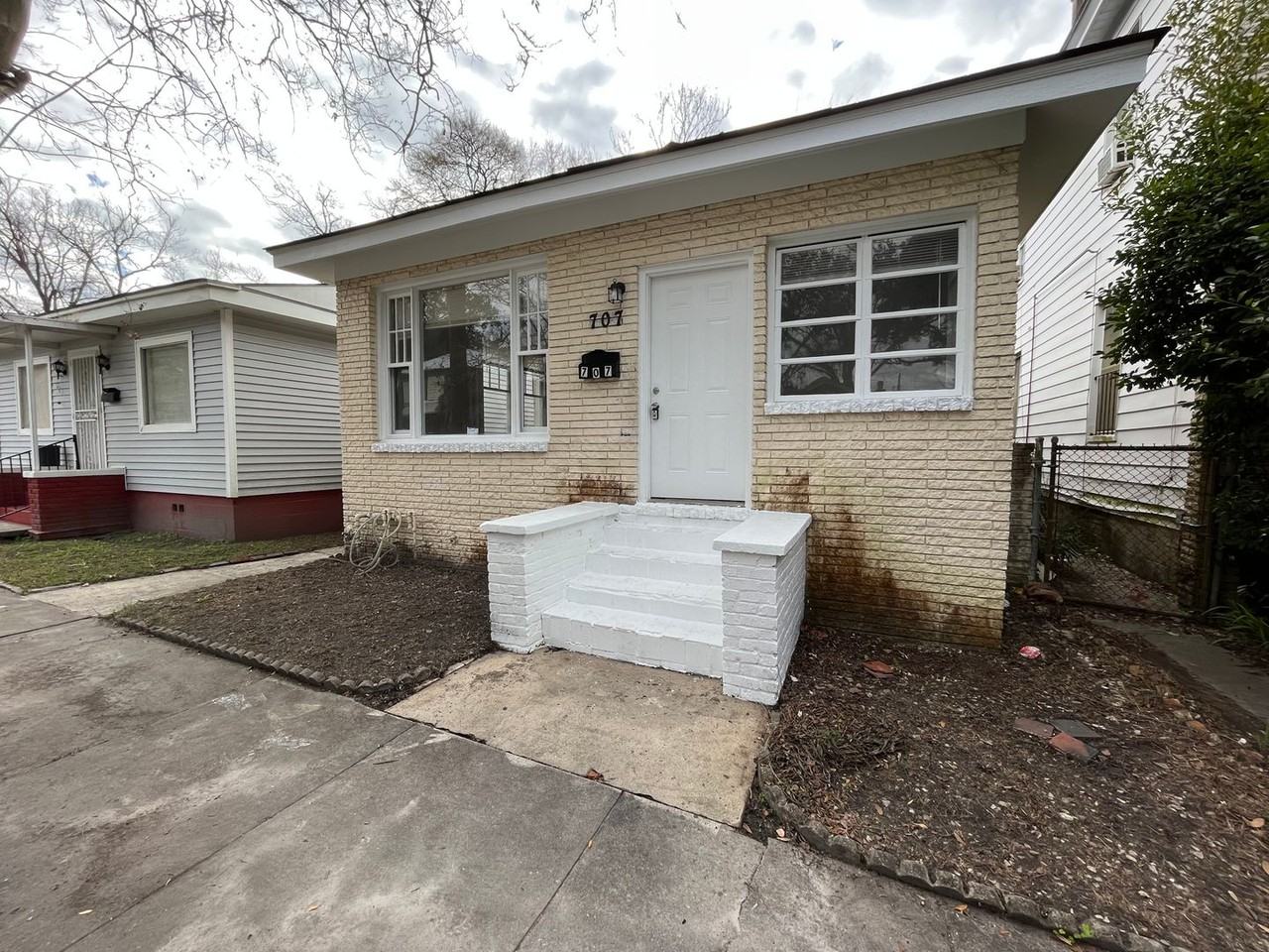 707 W 44th St - Photo 2 of 17