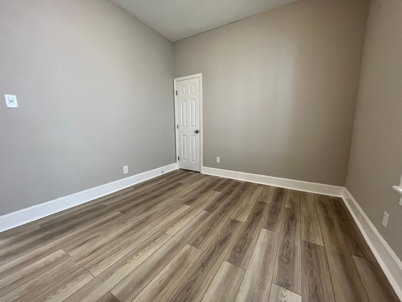 707 W 44th St - Photo 3 of 17