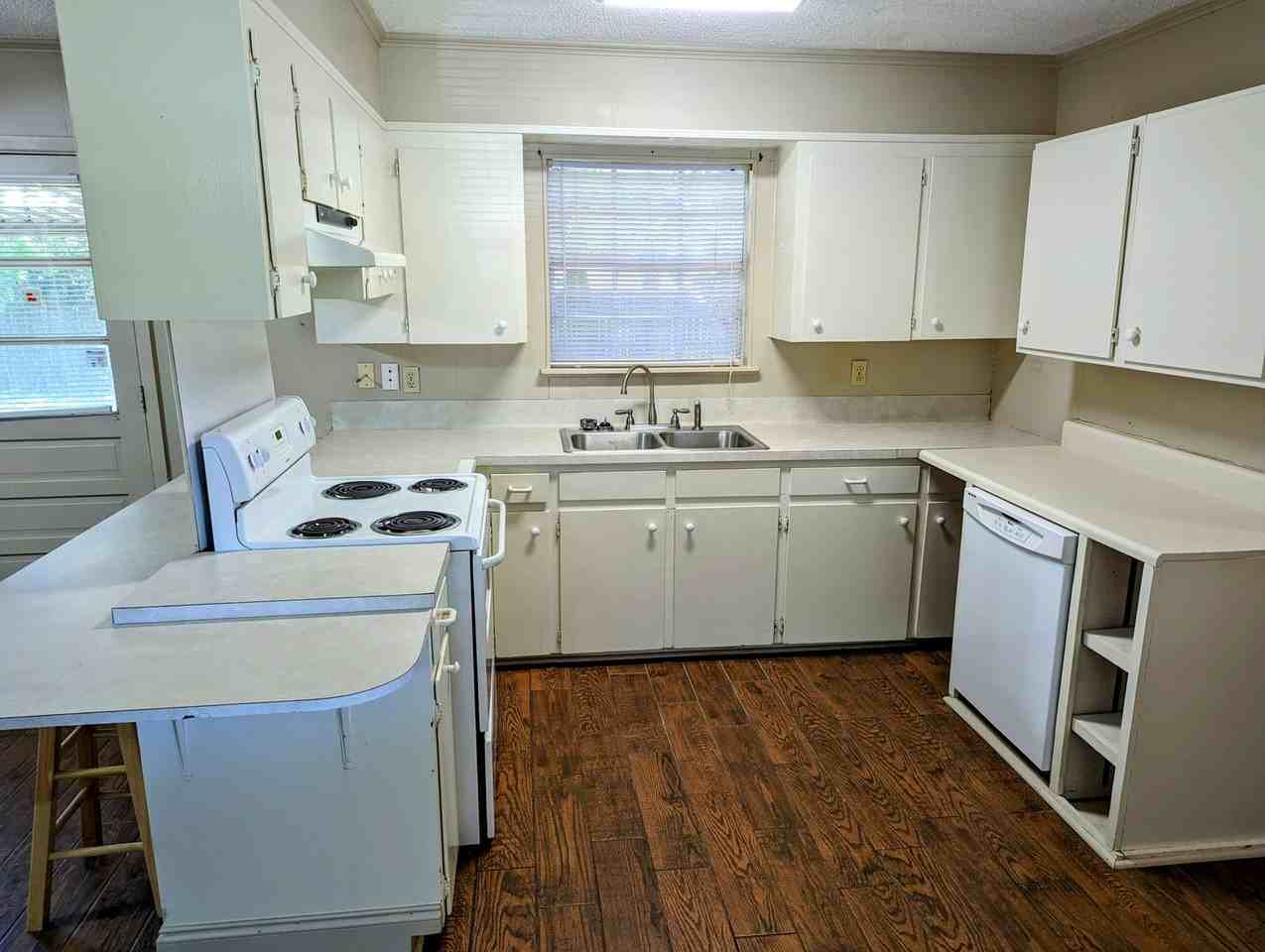 311 Timothy Dr - Photo 2 of 16