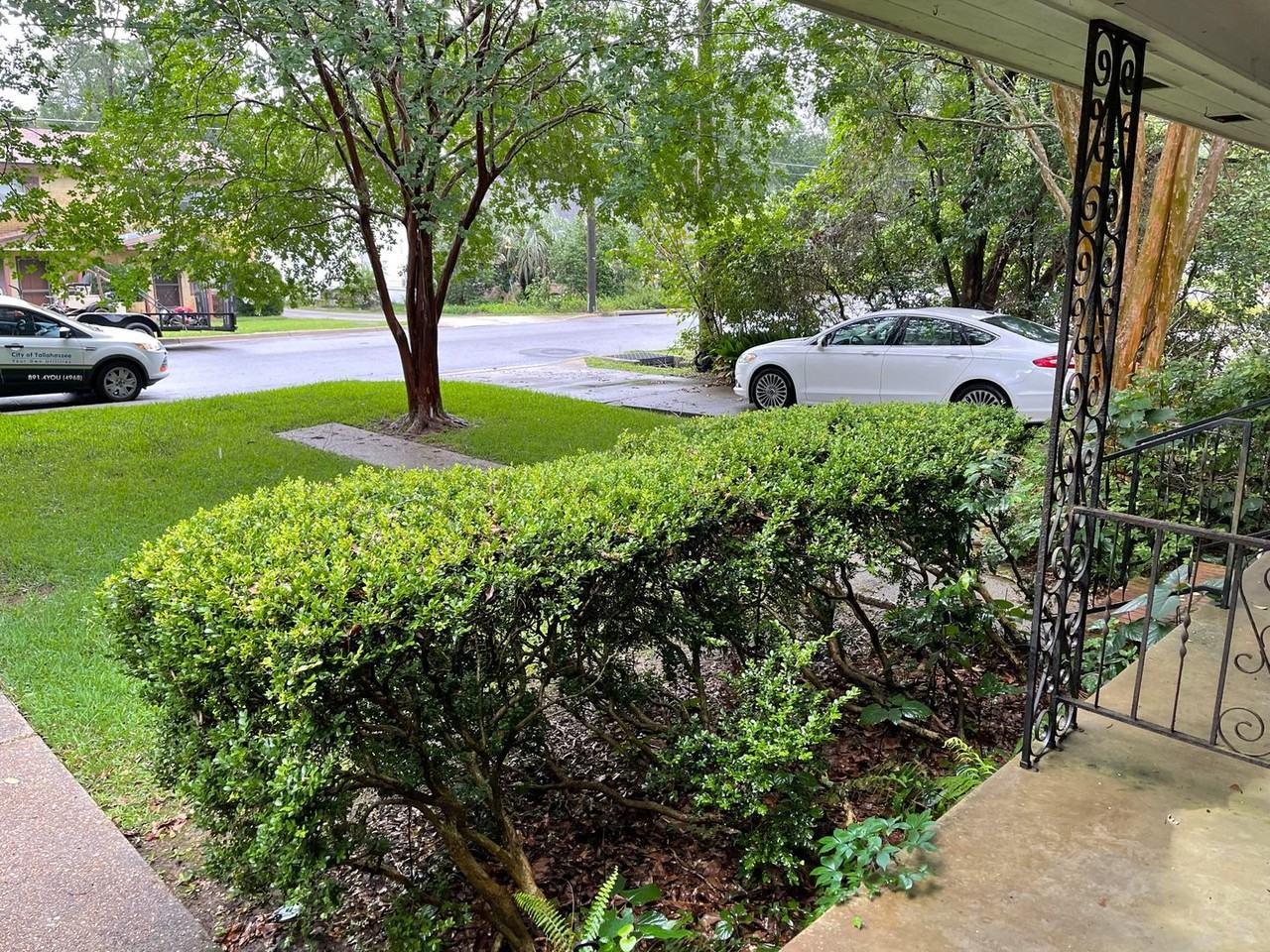 825/827 INGLESIDE DR - Photo 2 of 8