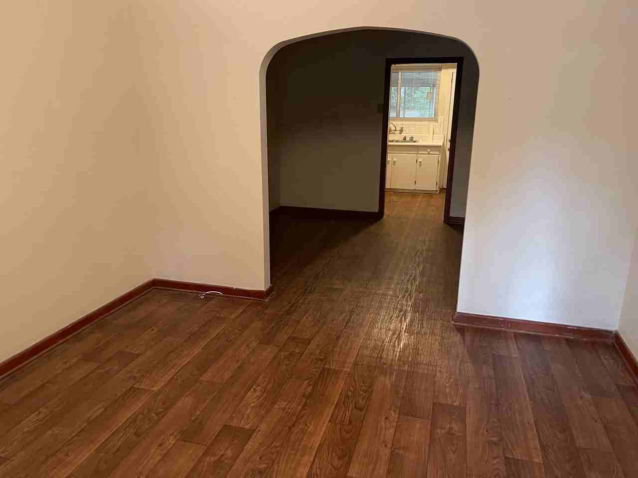 825/827 INGLESIDE DR - Photo 3 of 8