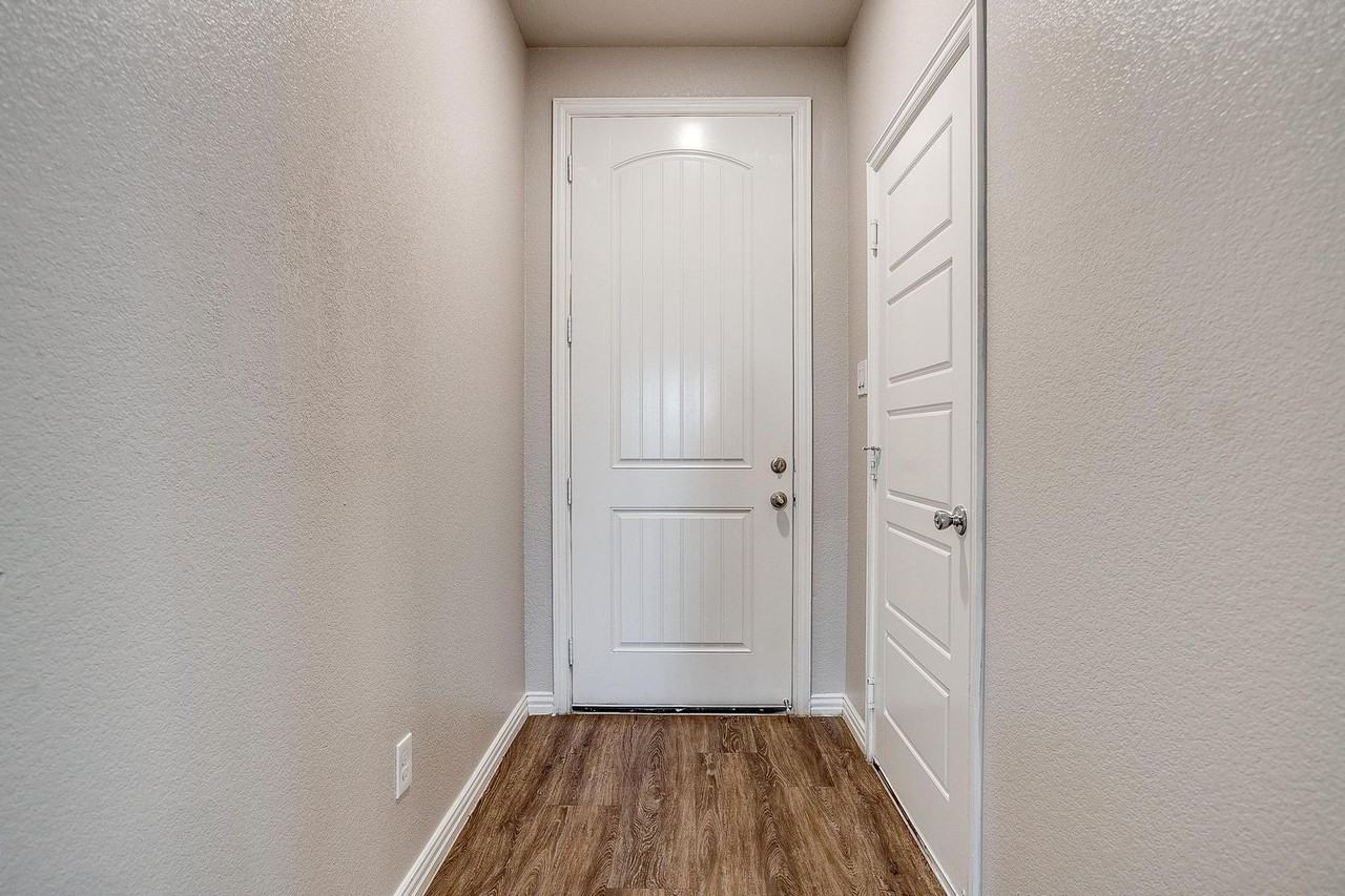 5601 Mclanahan Ln - Photo 2 of 19