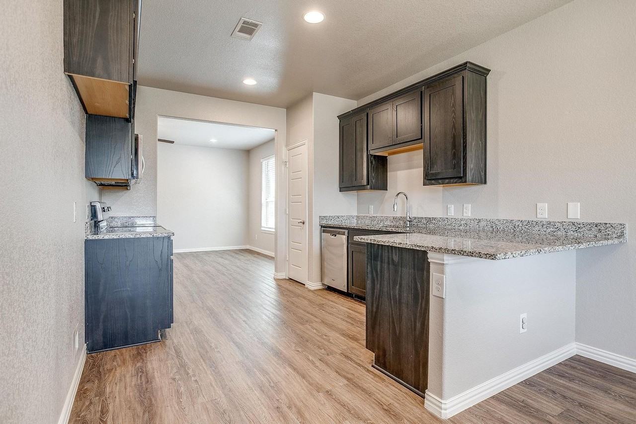 5601 Mclanahan Ln - Photo 5 of 19
