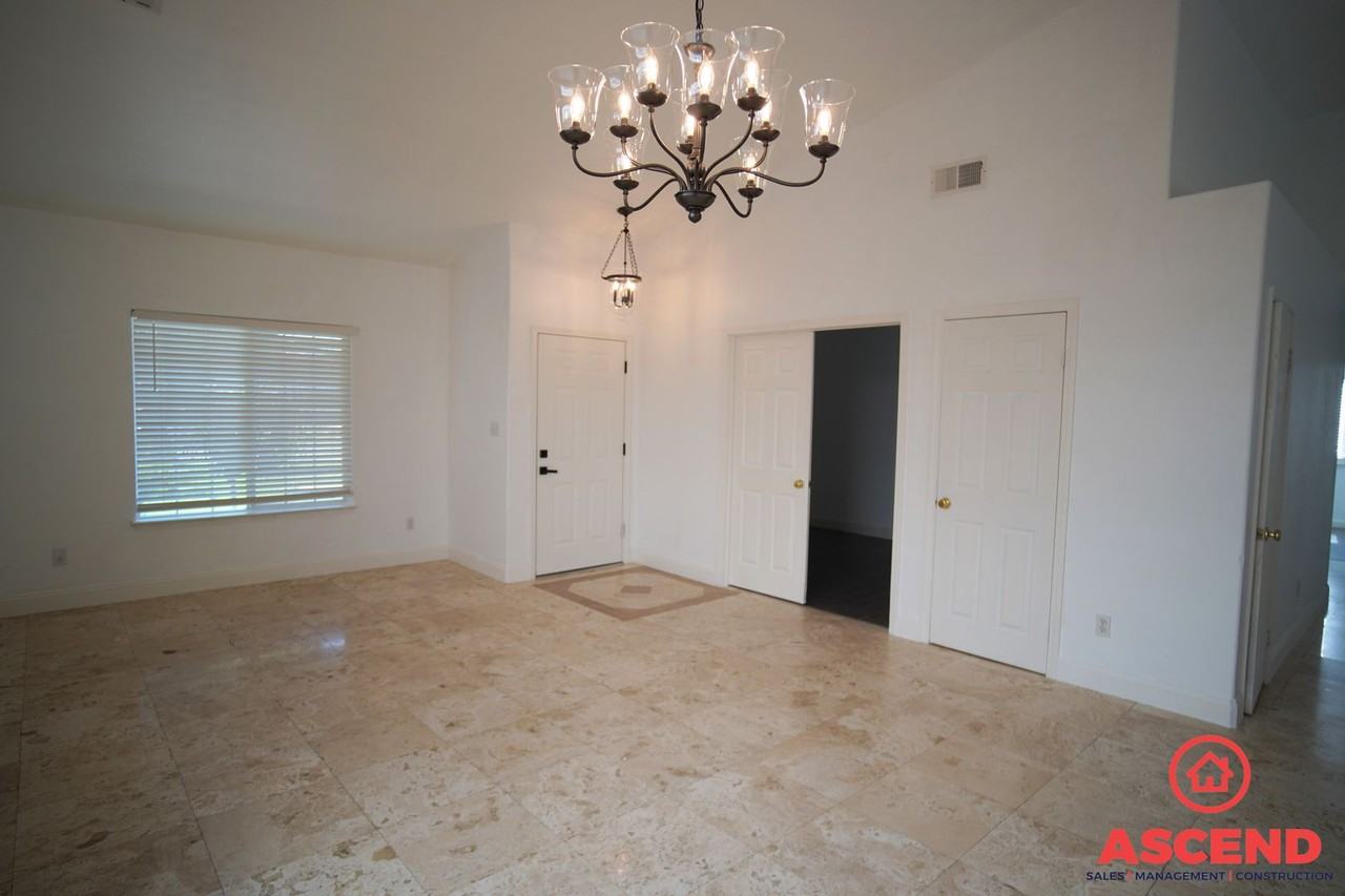 9616 Ravenwood Dr - Photo 3 of 18