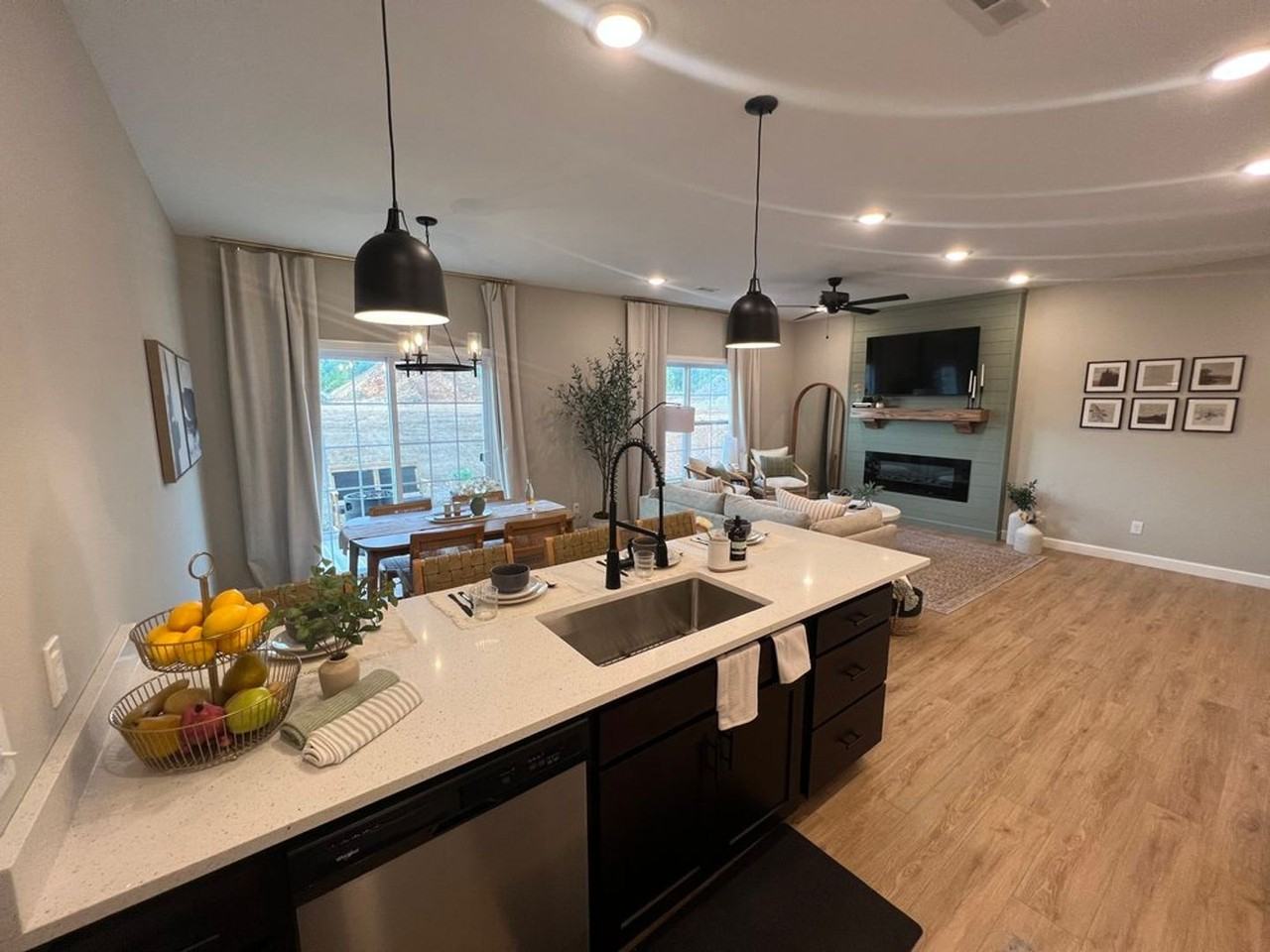 7748-MF2-E4 - Photo 2 of 22