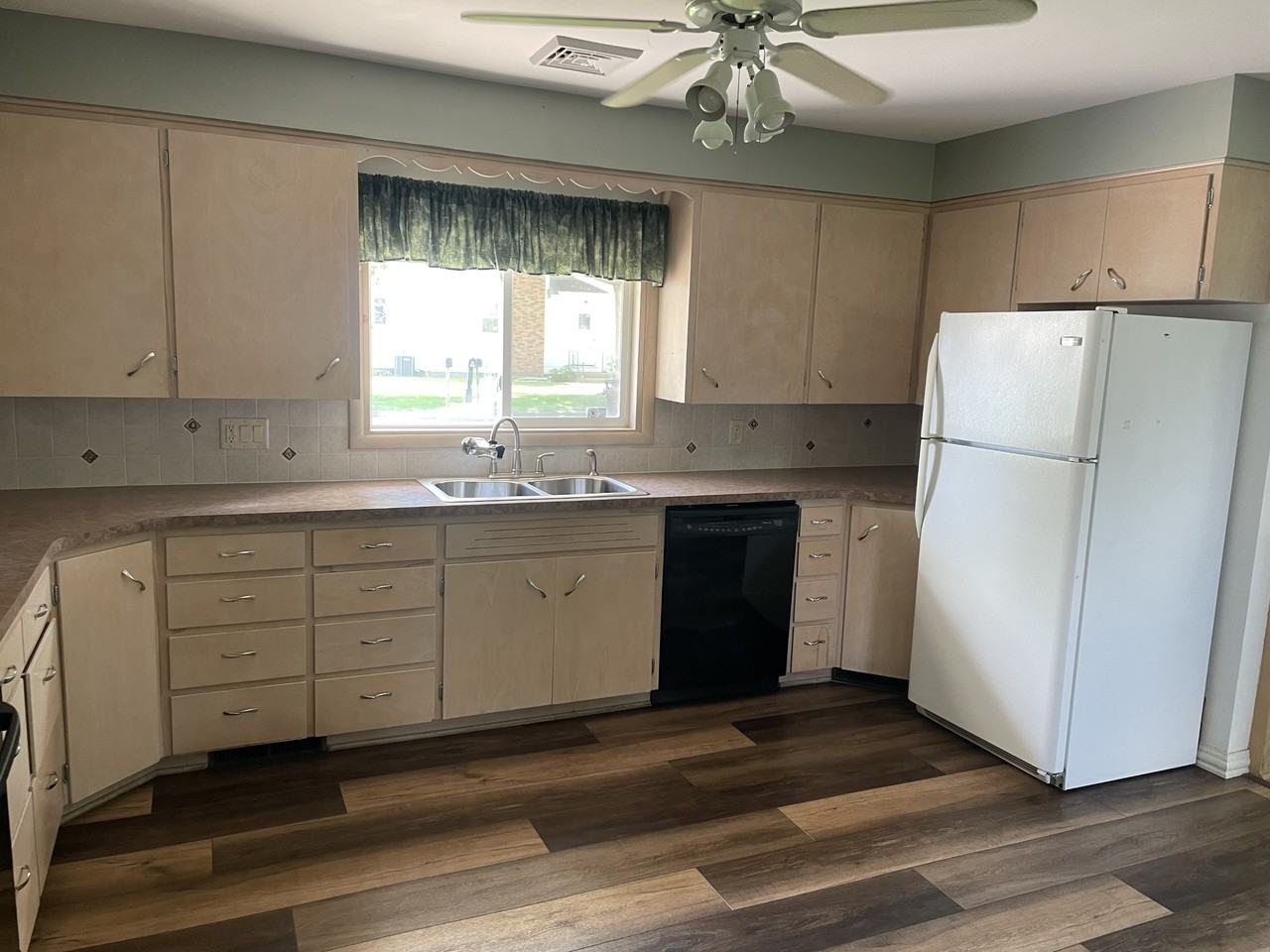 305 E Maple St - Photo 2 of 9