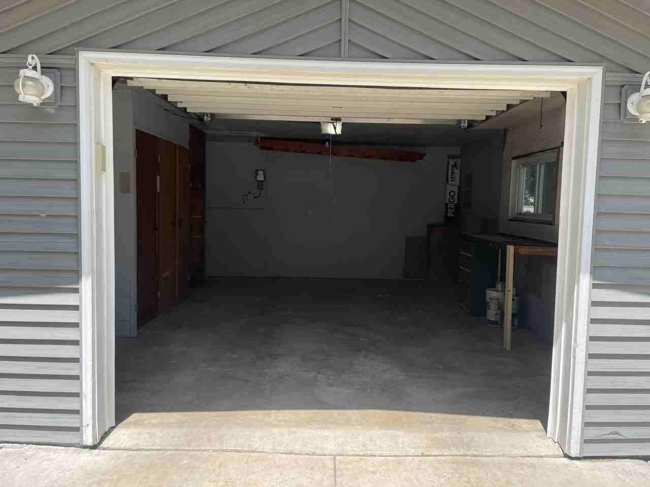 305 E Maple St - Photo 3 of 9