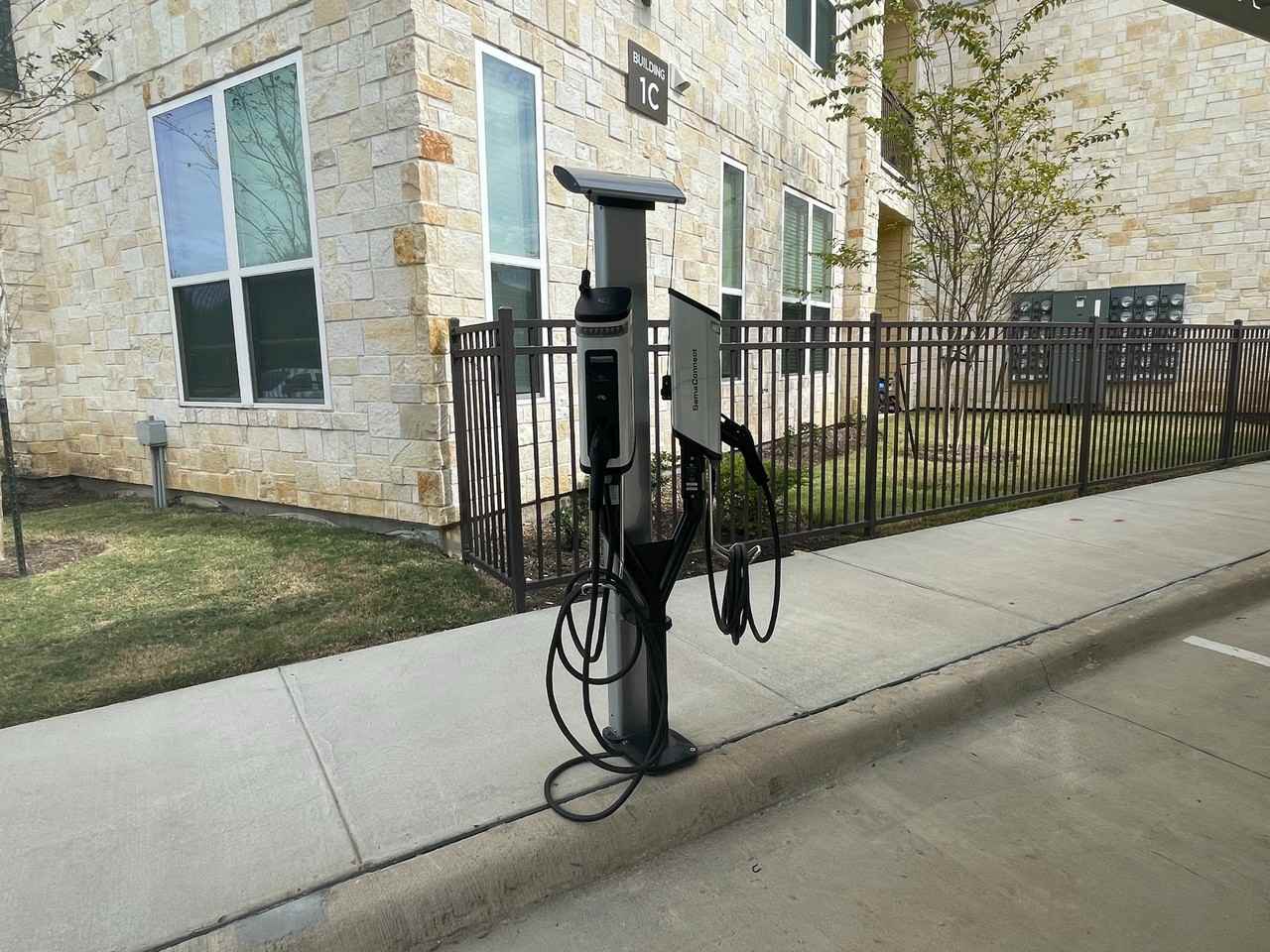 Icon at Yorktown - Photo 6 of 24