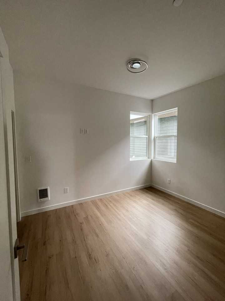 1017 Sturgus Ave S #B - Photo 6 of 11