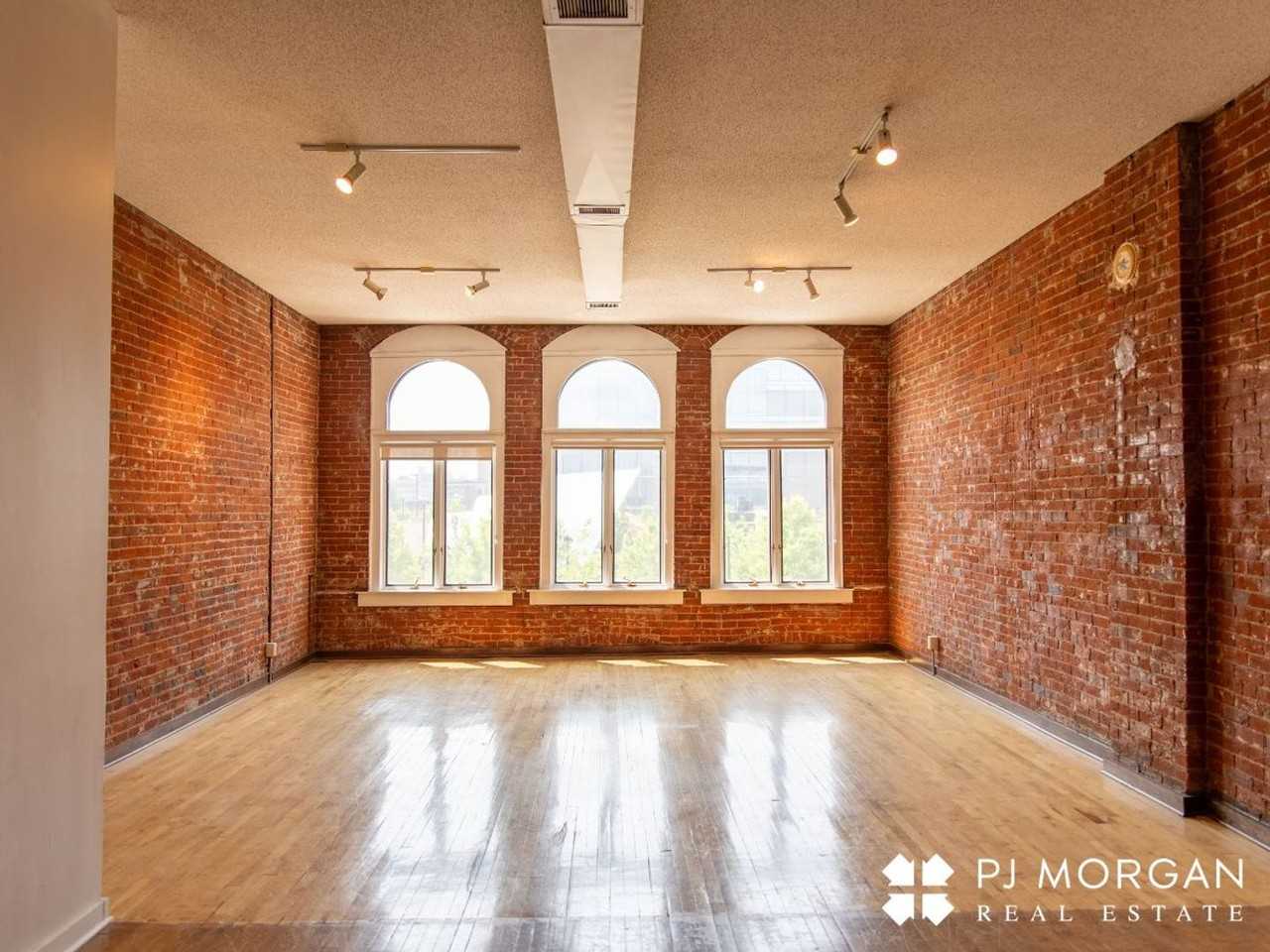 1110d - Photo 2 of 23