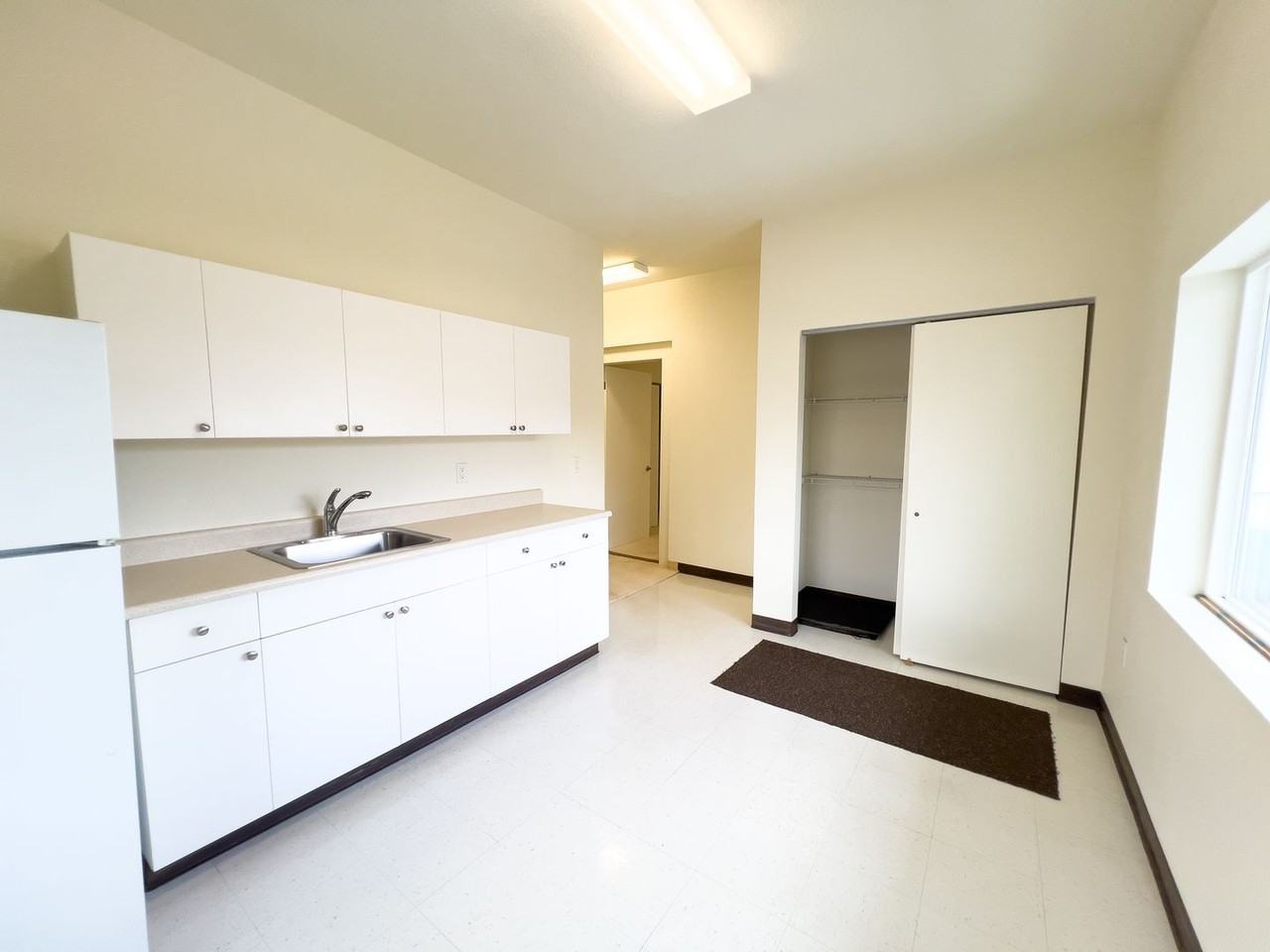 1028 - Photo 2 of 13