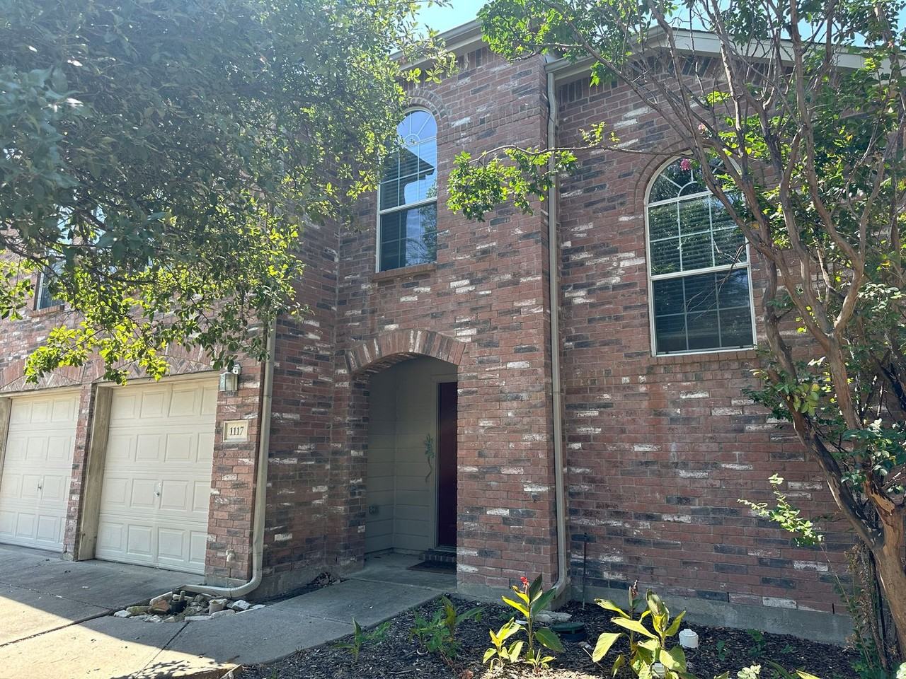 1117 Acacia Dr - Photo 2 of 31