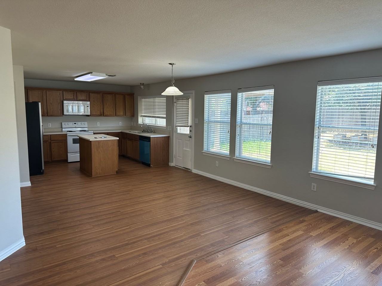 1117 Acacia Dr - Photo 6 of 31