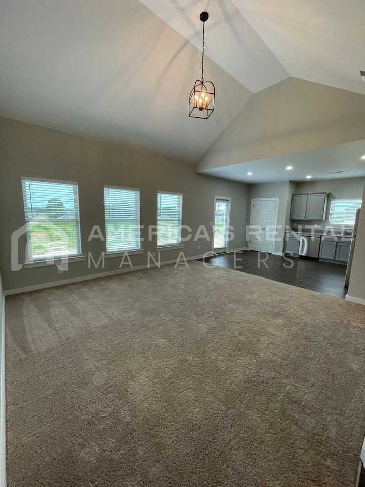 162 Graham Cir - Photo 5 of 41