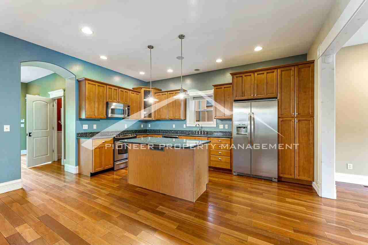 2426 Tremont Pl - Photo 4 of 20