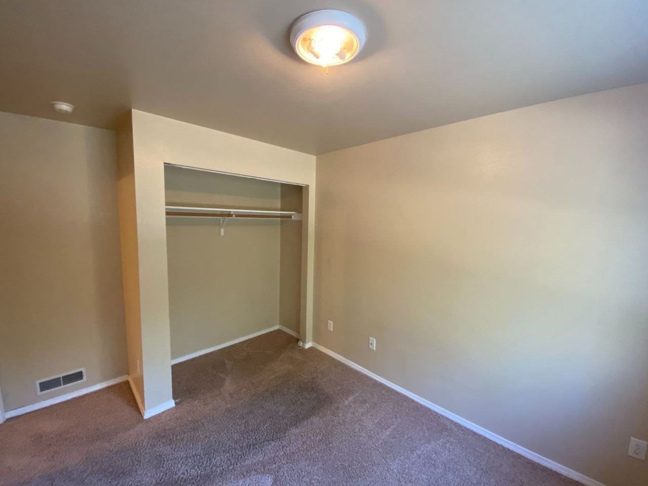 2615 Goldenrod Ln - Photo 4 of 11