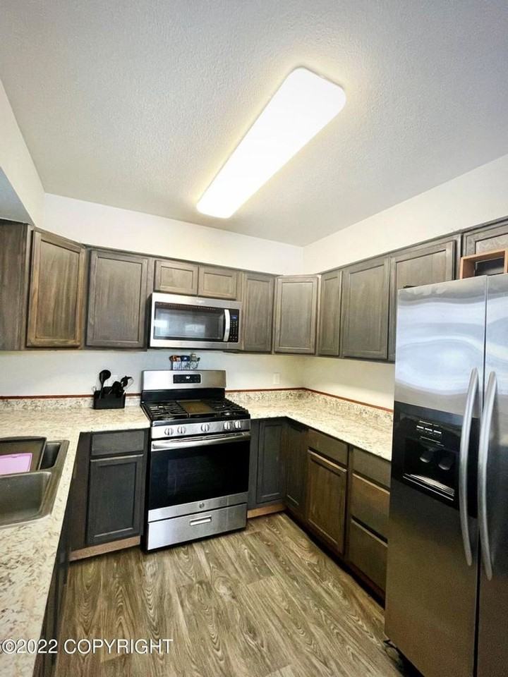 318 Portlock St - Photo 2 of 7