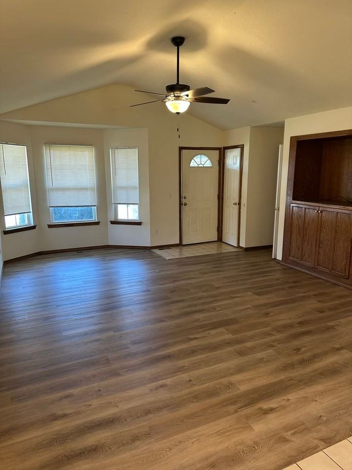 863 S Hickory Ln - Photo 3 of 10