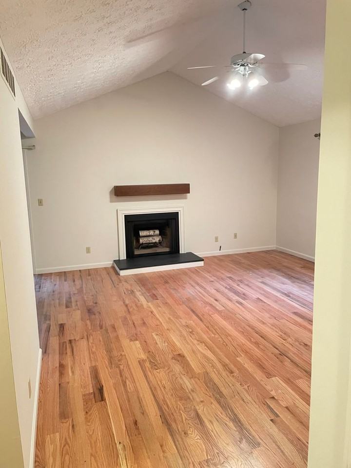 53 Rita Dr Apt C - Photo 3 of 11