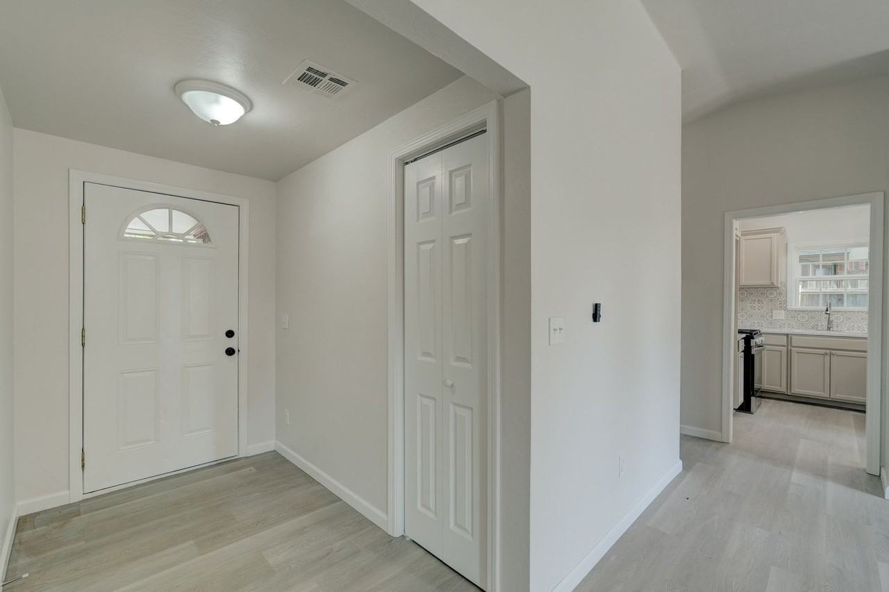 11601 Matthews Ave - Photo 2 of 23