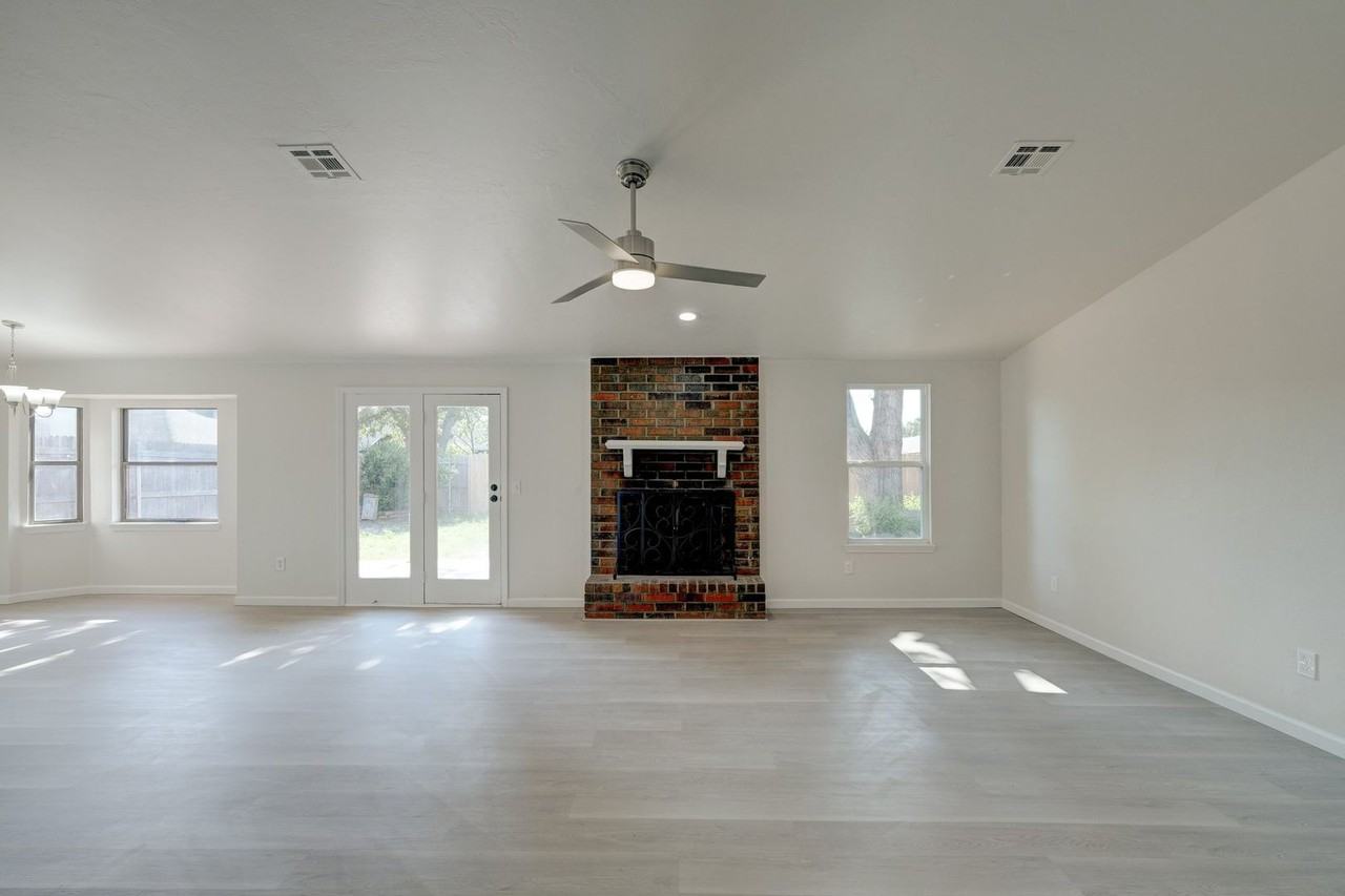 11601 Matthews Ave - Photo 3 of 23