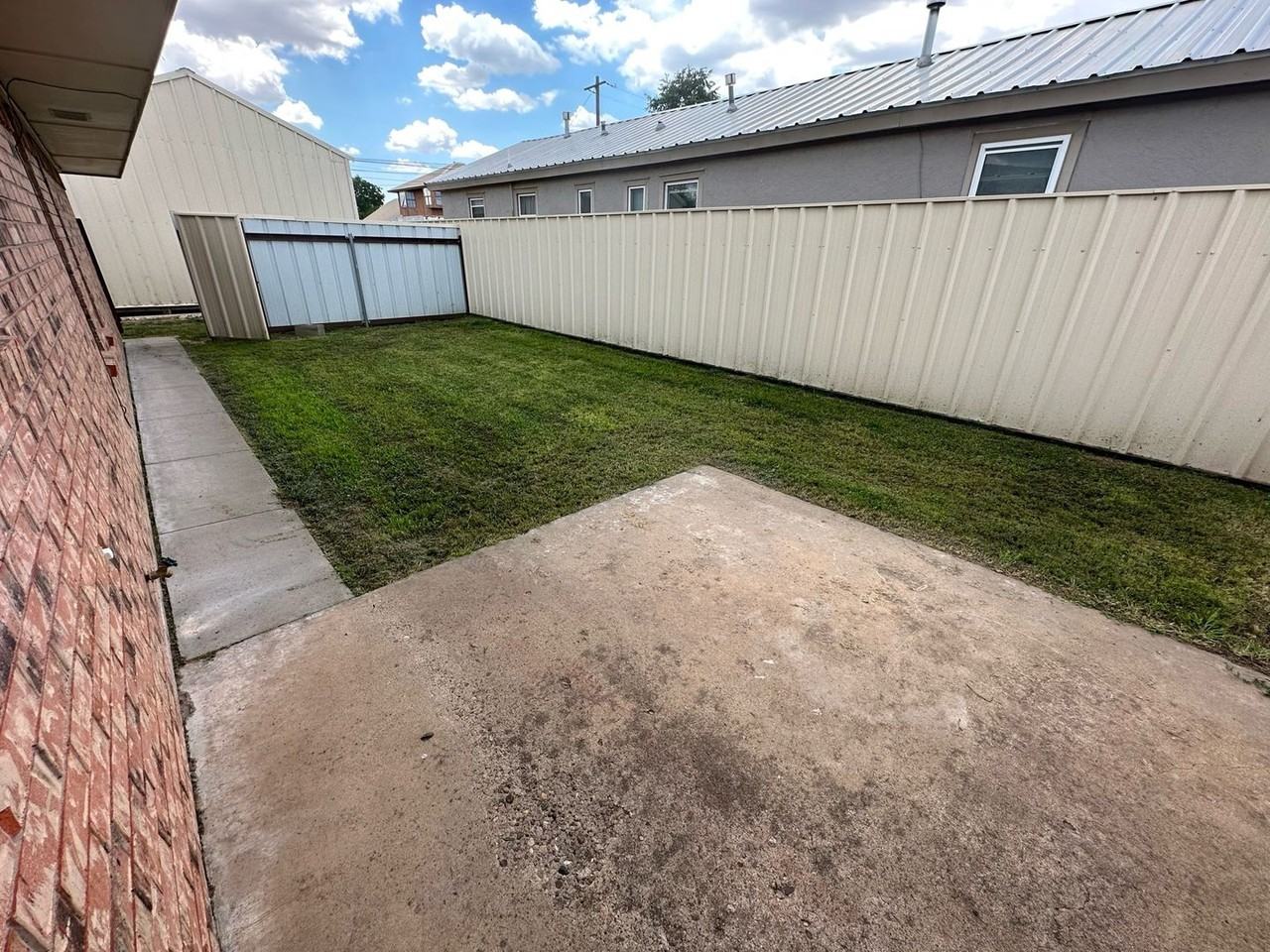 800 28th St - Photo 2 of 14