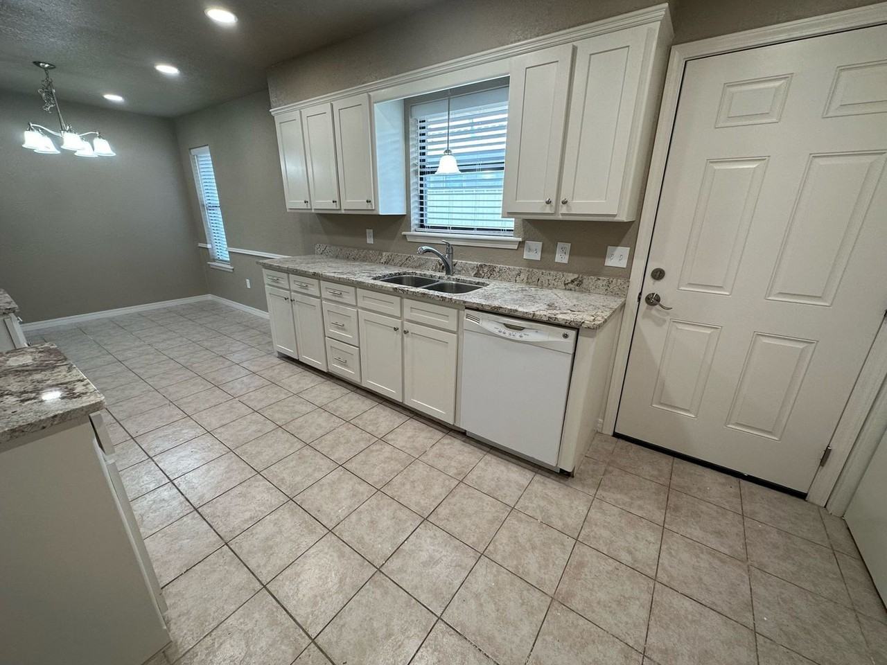 800 28th St - Photo 3 of 14