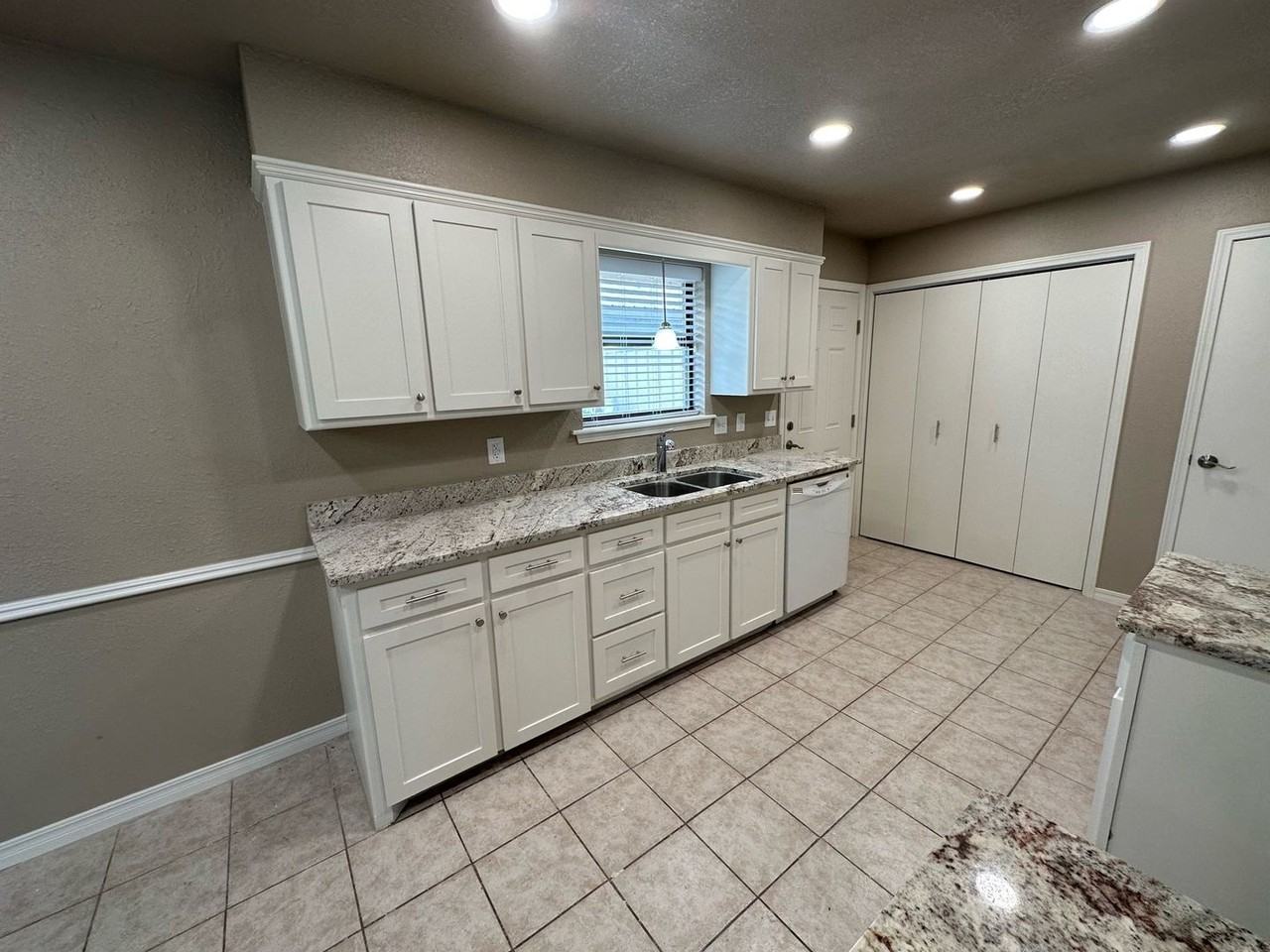 800 28th St - Photo 4 of 14