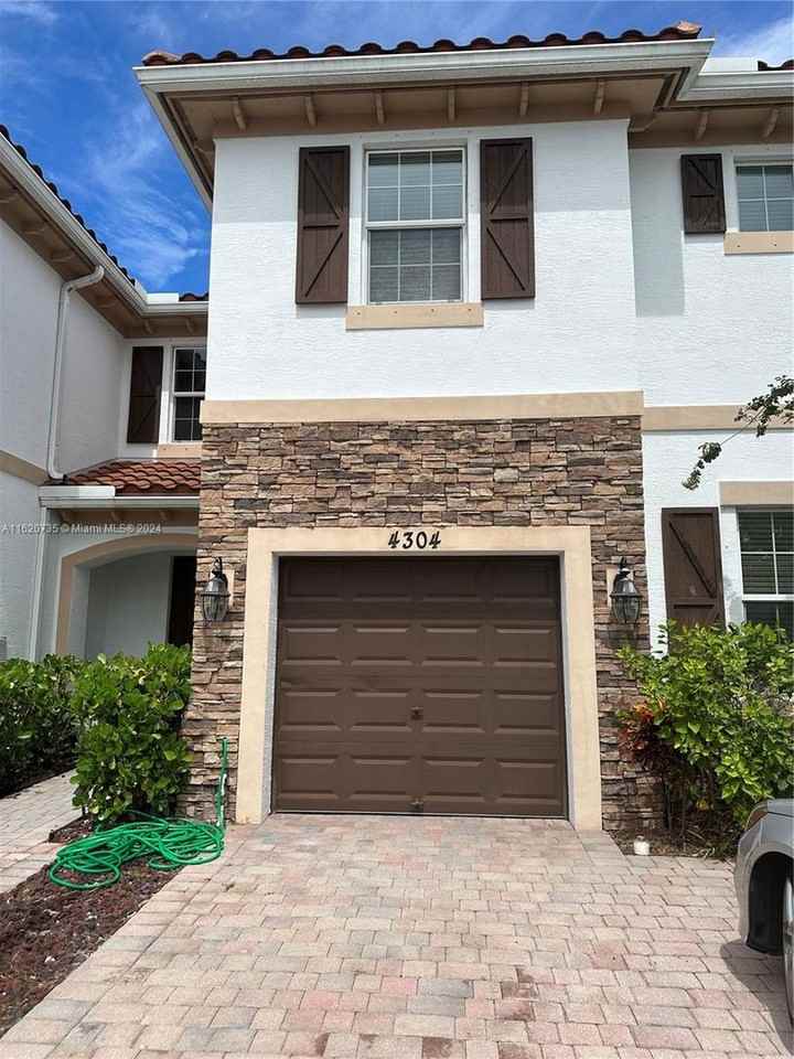 4304 Brewster Ln - Photo 3 of 11