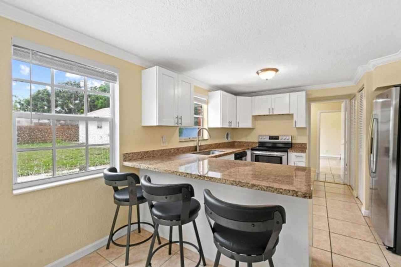 814 Poplar Dr - Photo 2 of 28