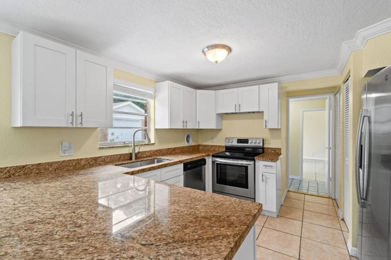 814 Poplar Dr - Photo 3 of 28