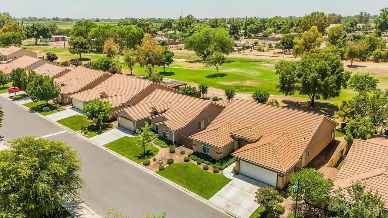 1206 Paradise Loop - Photo 2 of 11