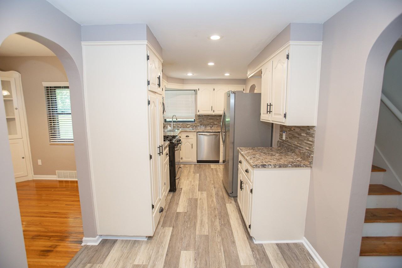 1521 Hayselton Dr - Photo 2 of 25